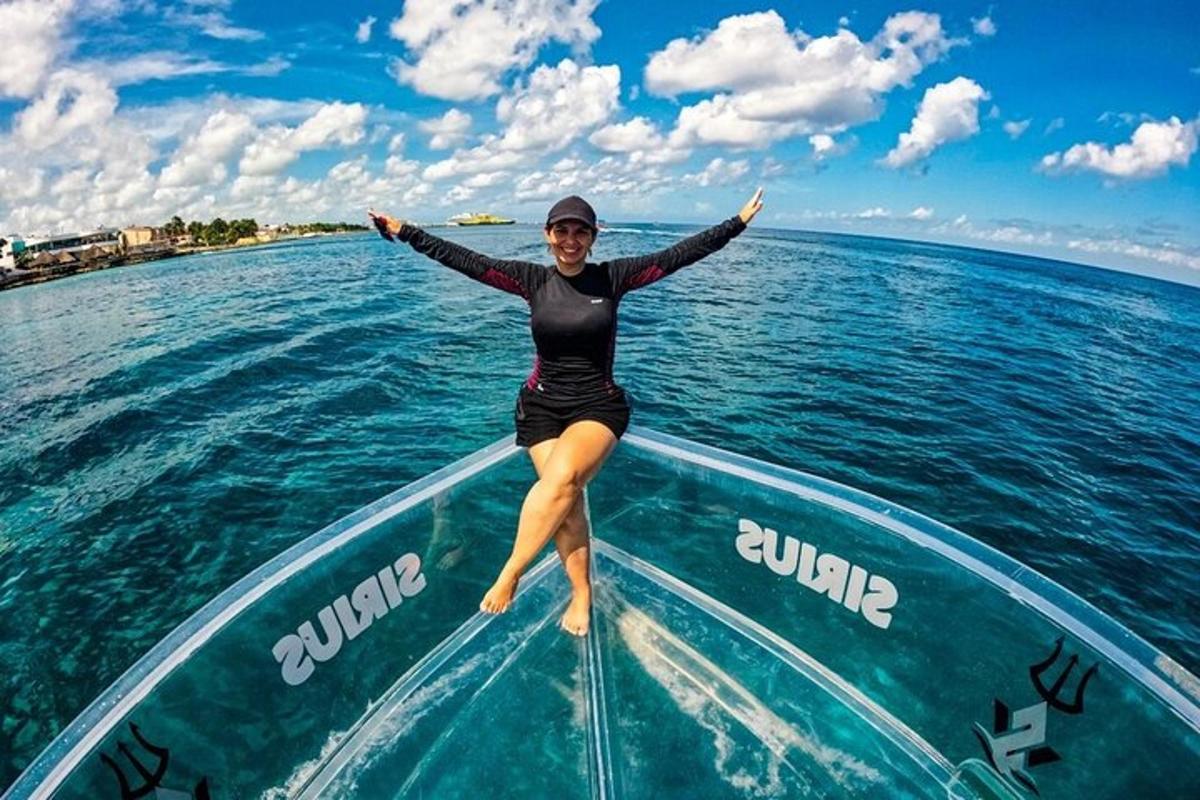žena stojící na okraji lodi ve vodě