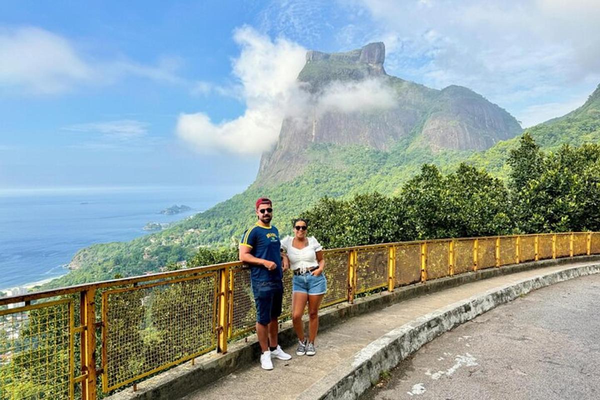 seorang lelaki dan wanita berdiri di atas jambatan dengan latar belakang gunung