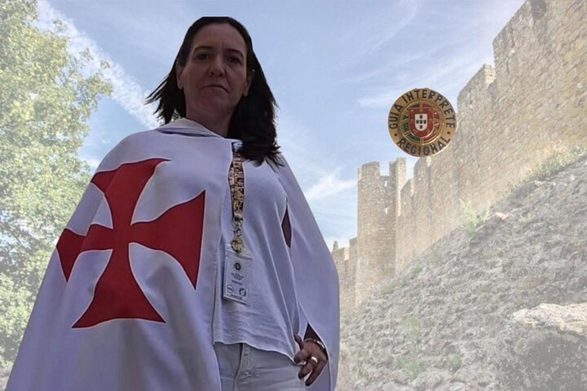eine Frau steht neben einem Schloss mit einer Flagge