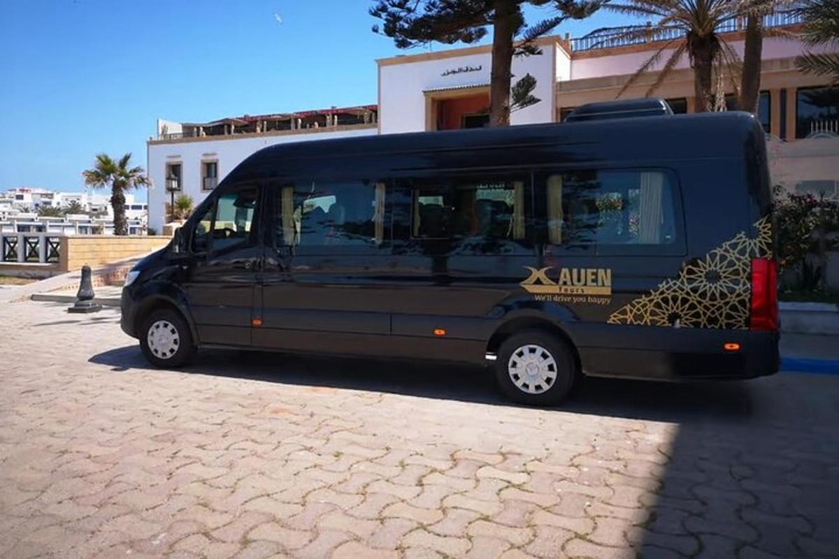 egy fekete furgon parkolt egy épület előtt