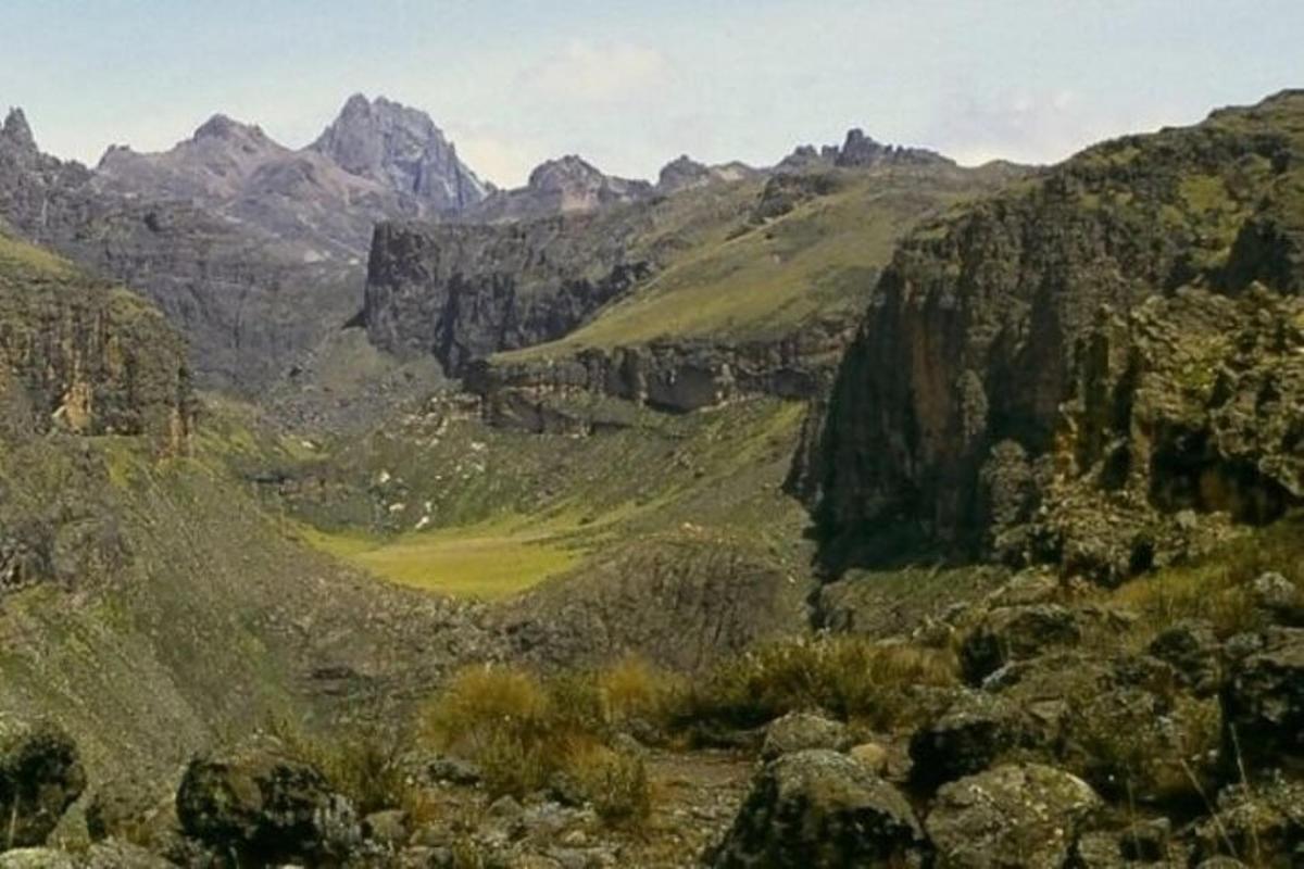 una vista d'un canyó amb muntanyes al fons