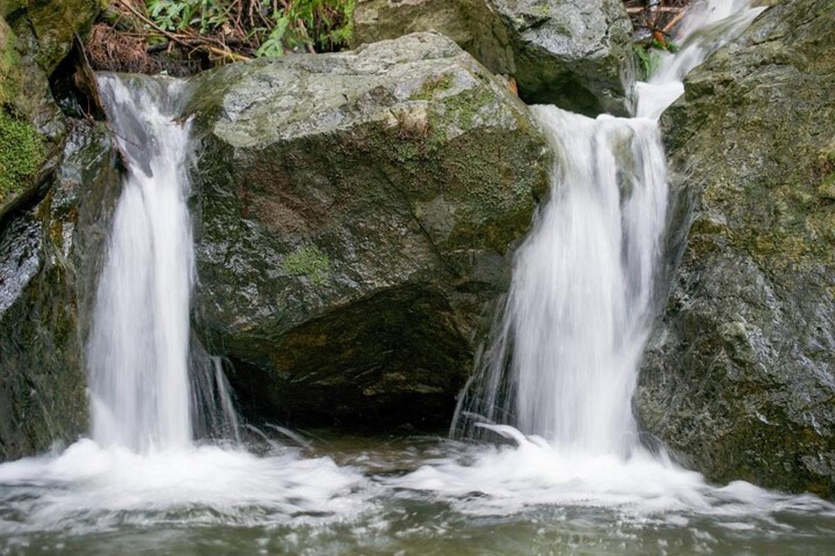 водоспад на схилі скелі