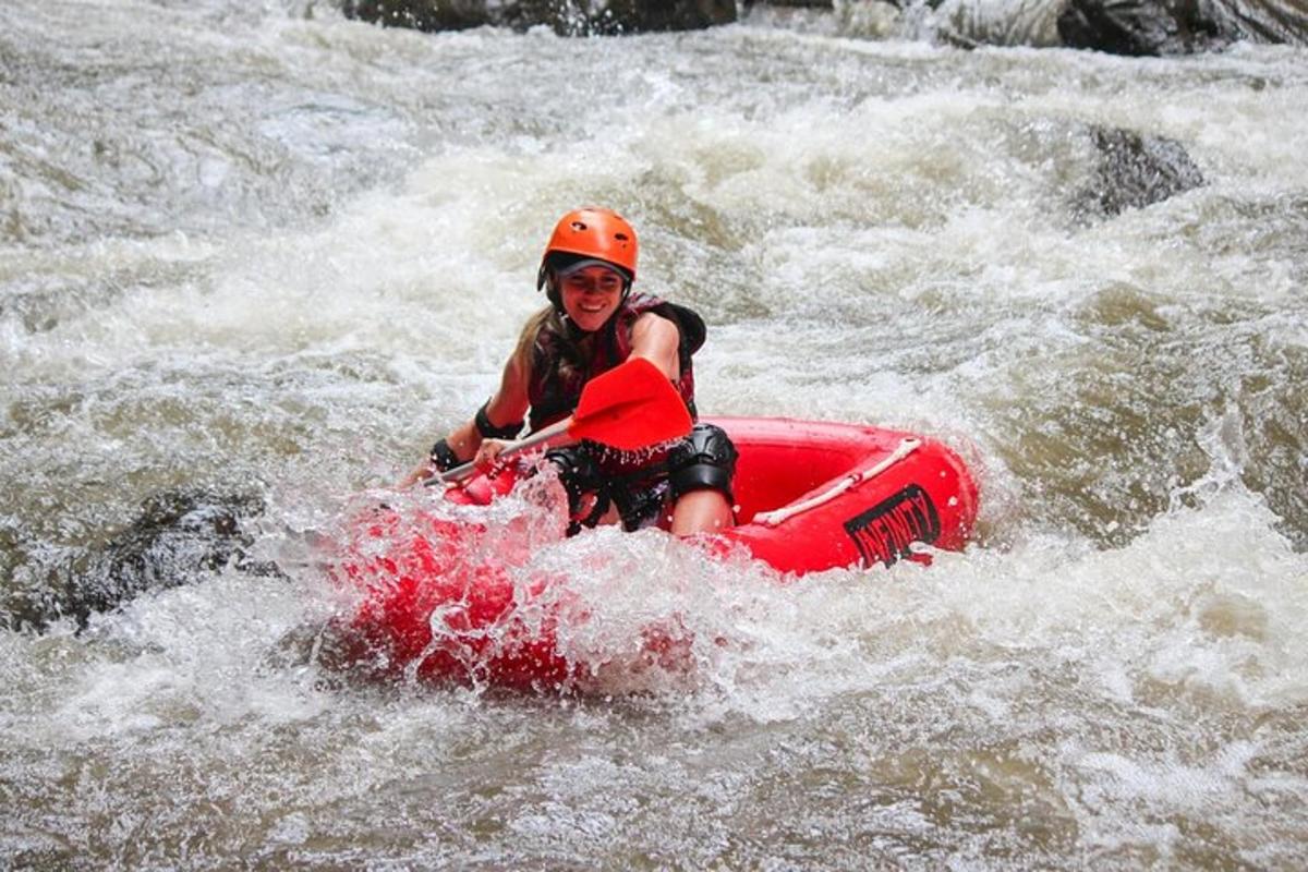 una donna che cavalca una zattera rossa in un fiume