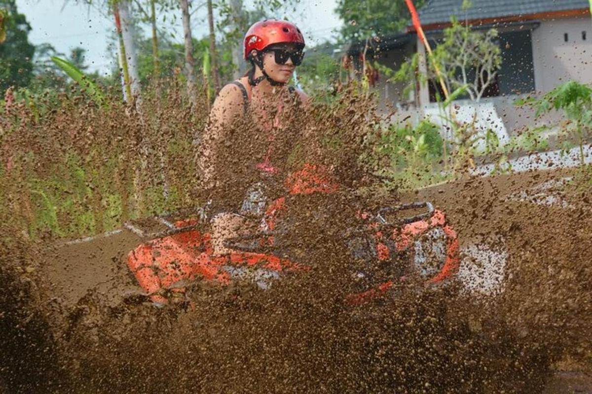 un uomo che guida una moto da cross nel fango
