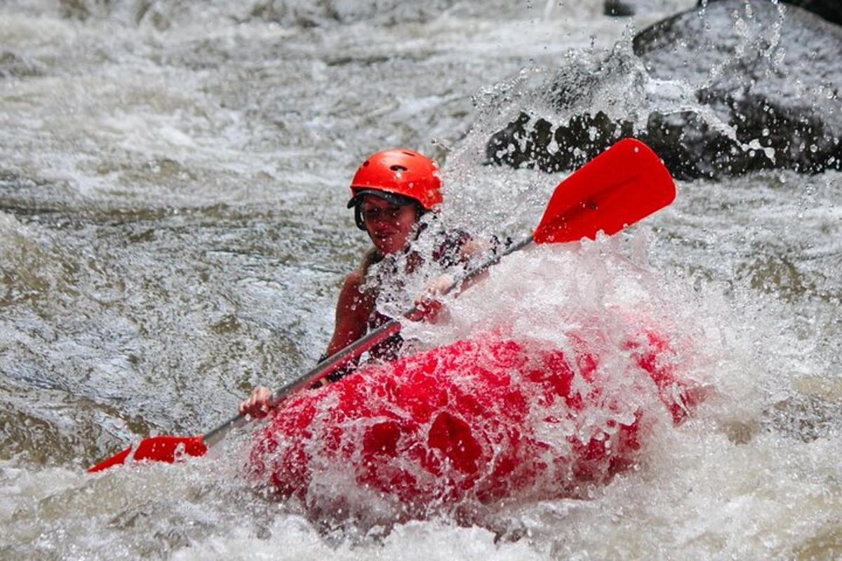 seseorang dalam kayak di sungai