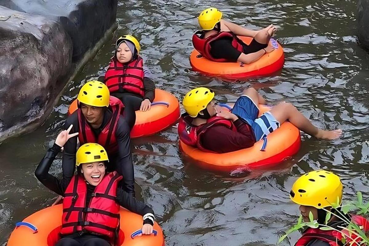 un gruppo di persone in kayak sull'acqua