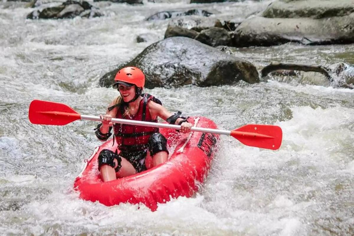 una donna su un kayak rosso in un fiume