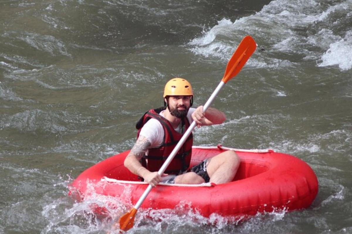 un uomo in un kayak rosso in acqua