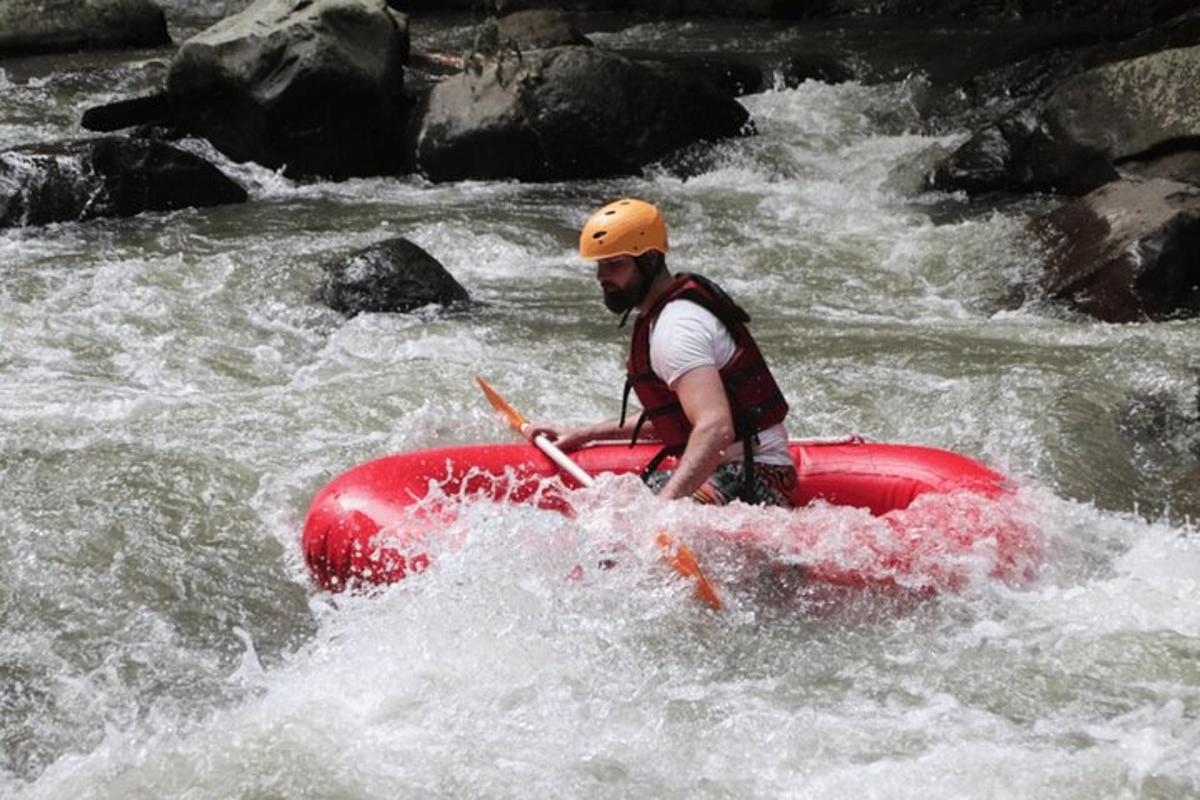 un uomo su una zattera rossa in un fiume