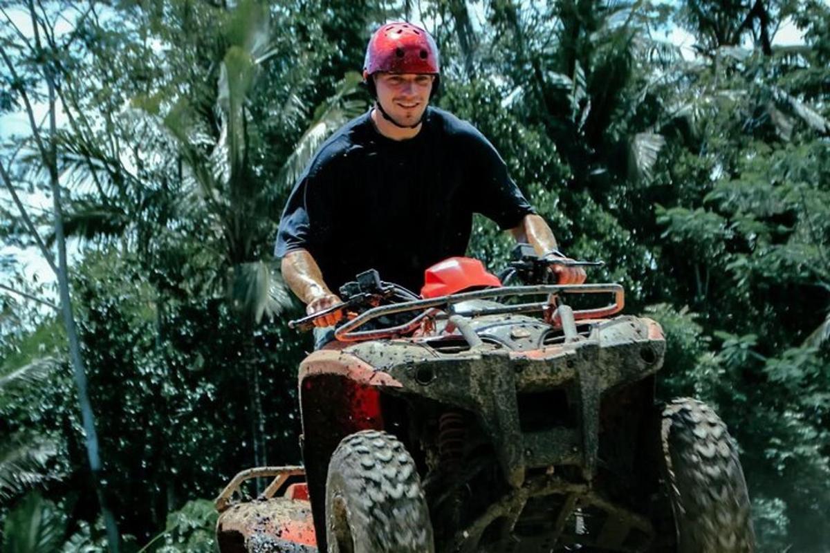 isang lalaki sa isang atv na may helmet