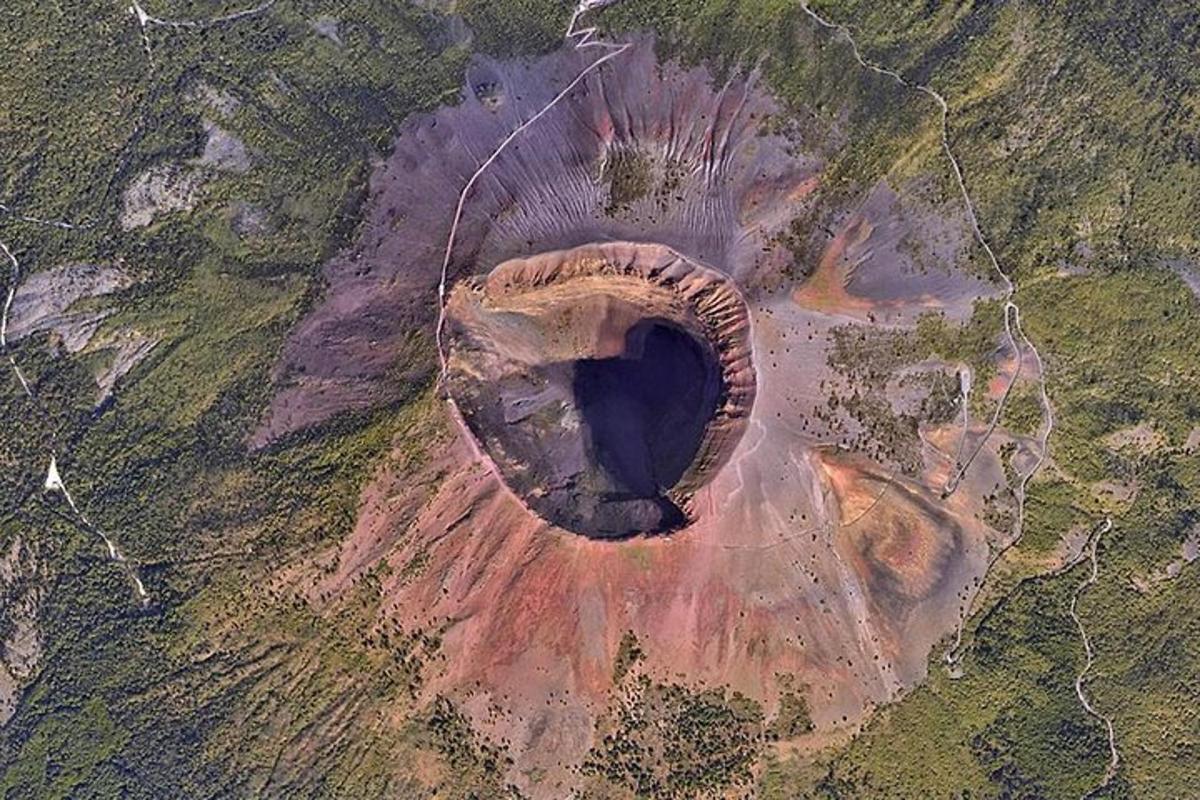 una vista aerea di un buco nel terreno