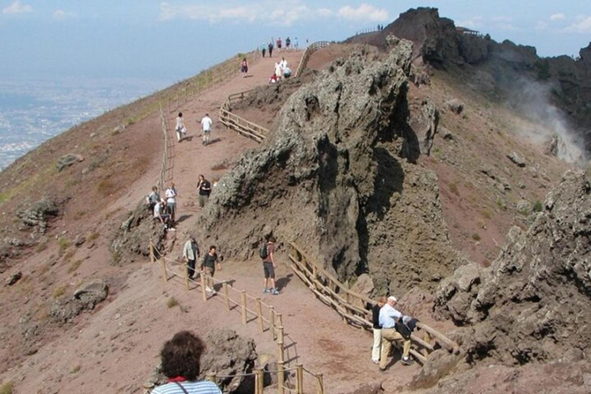 un gruppo di persone che camminano su una montagna