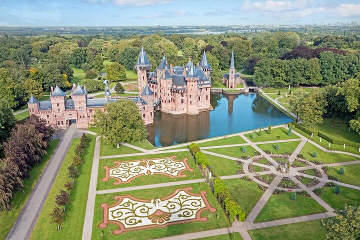 Letecký pohled na hrad s jezerem