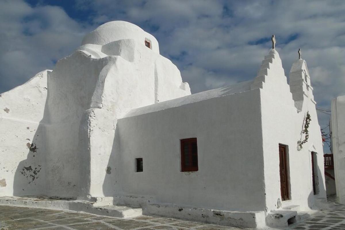 un edifici blanc amb un campanar a sobre