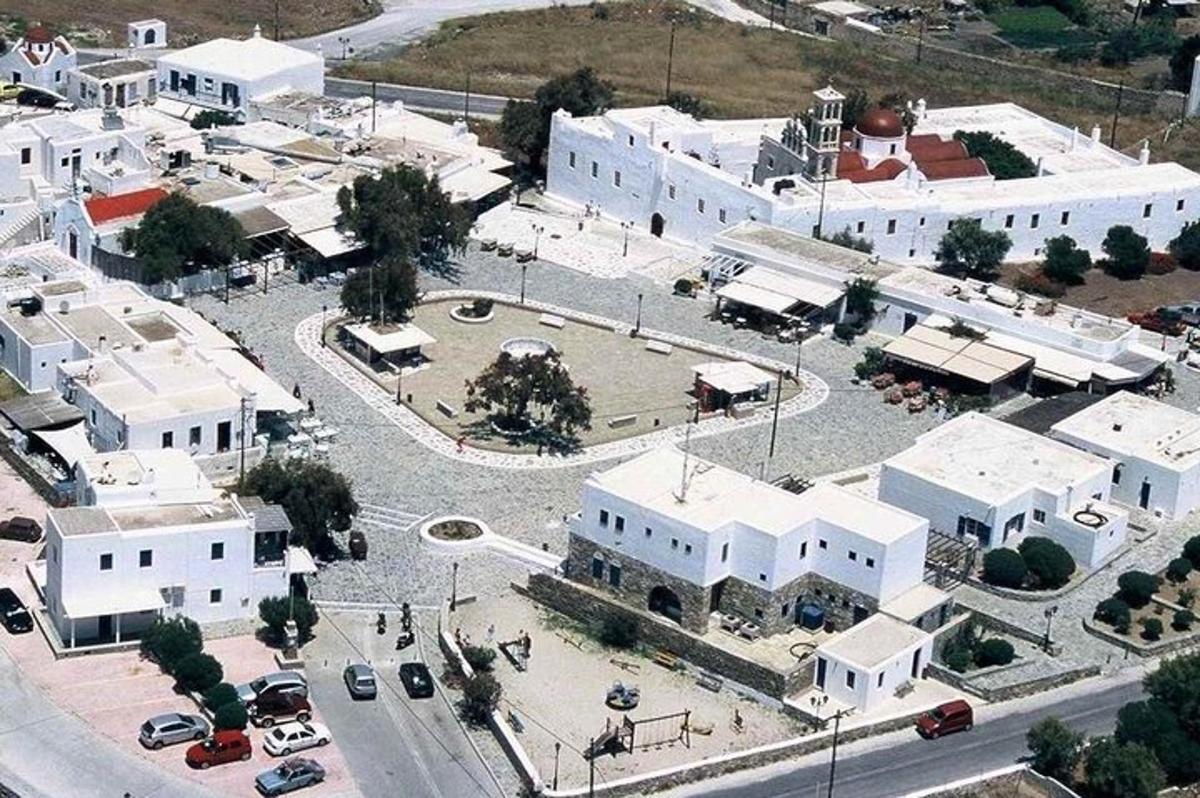 uma vista aérea de uma cidade com edifícios brancos