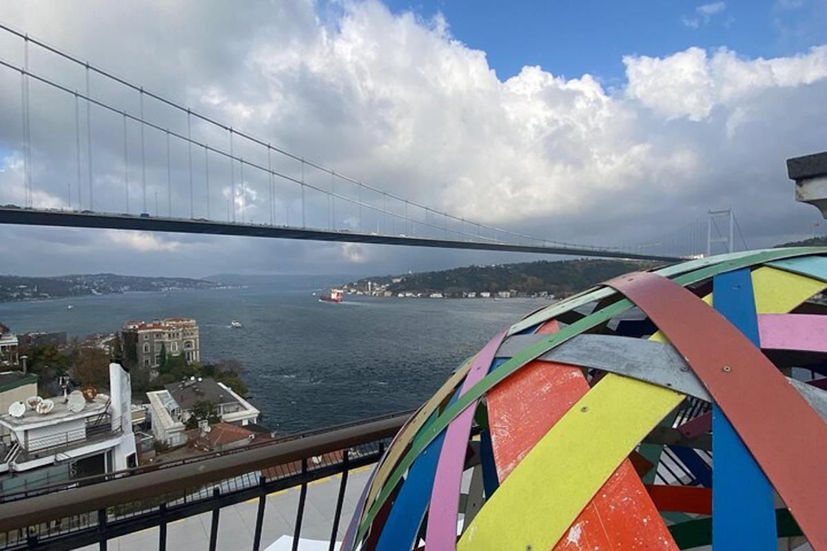 una vista di un ponte sopra uno specchio d'acqua