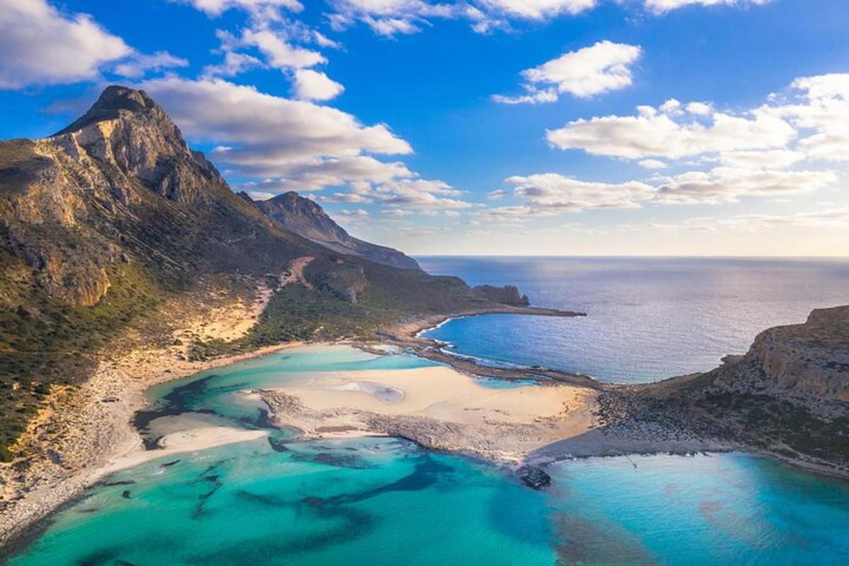 pemandangan udara pantai di lautan
