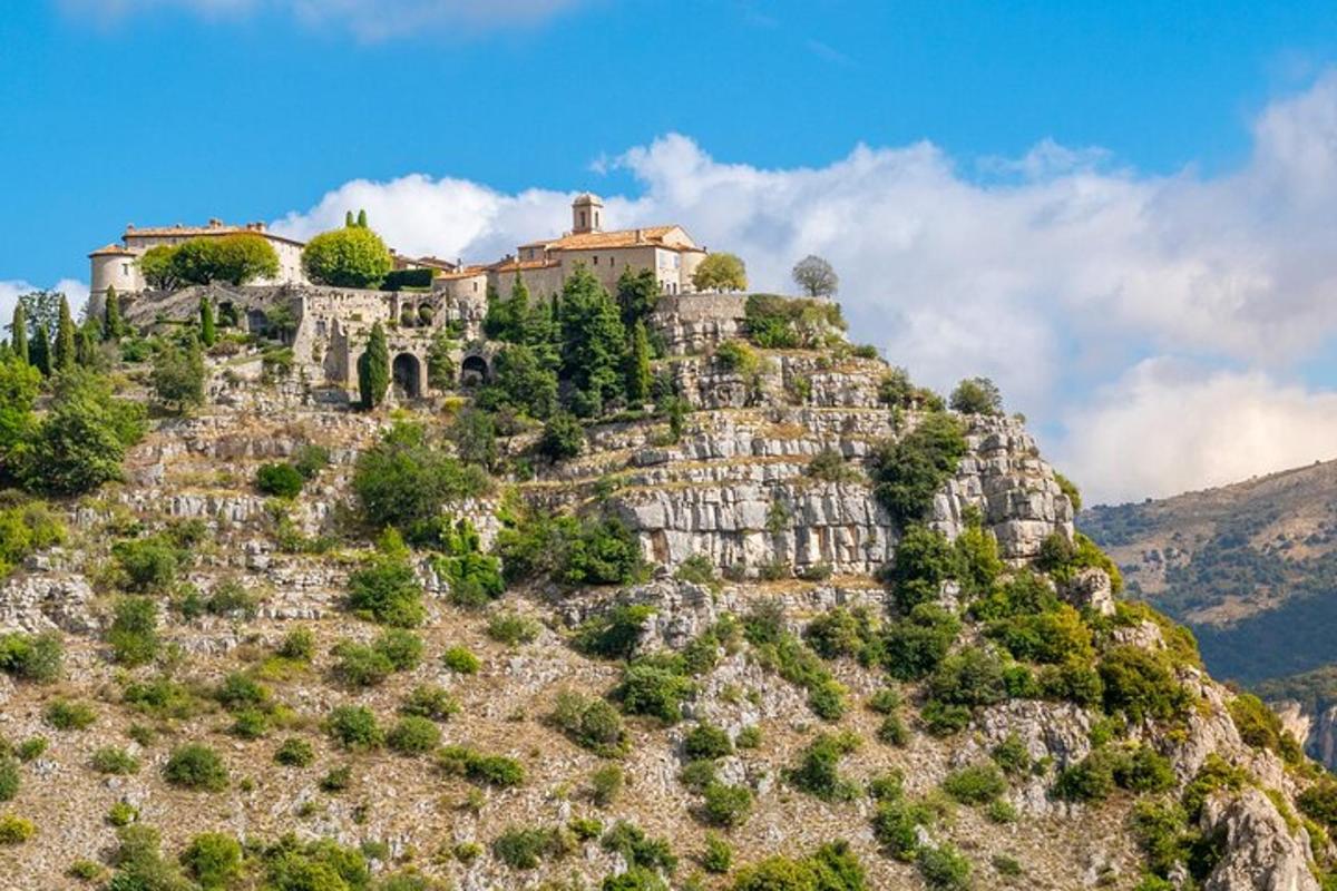 uma casa no topo de uma montanha