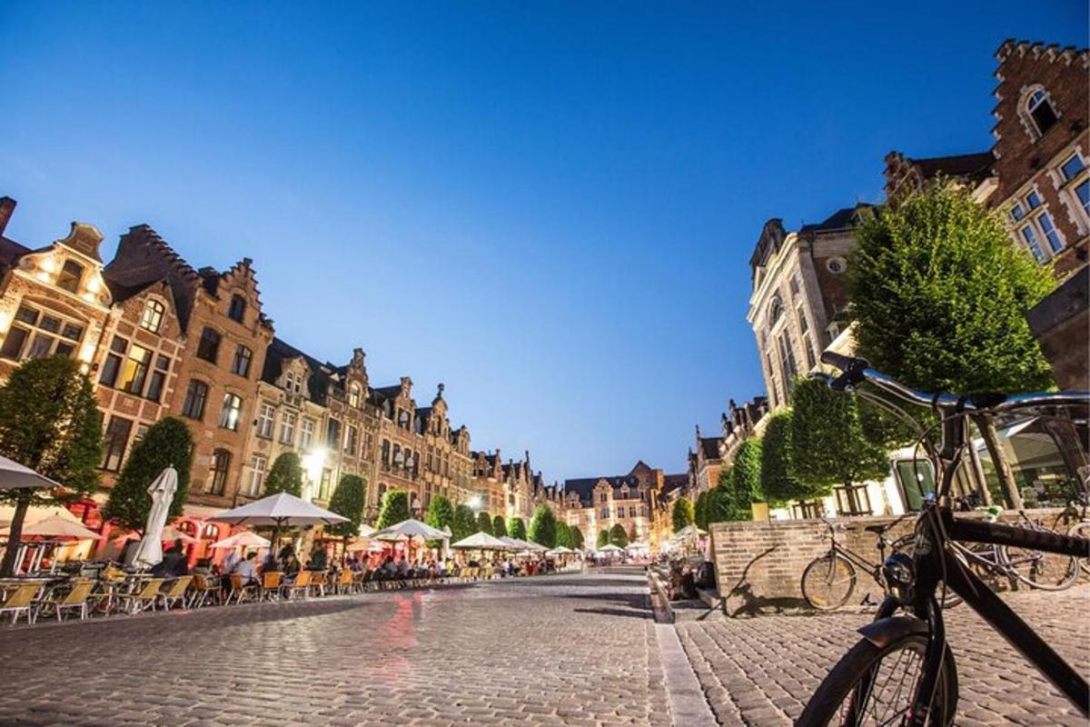 una bicicletta parcheggiata su una strada acciottolata con edifici