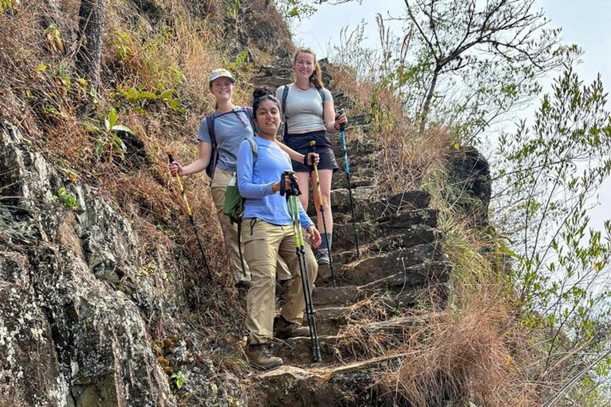 hópur fólks að ganga upp fjallslóð