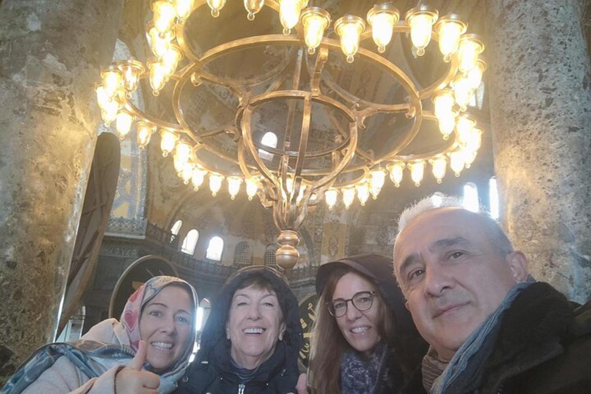 grupp inimesi poseerib lühtri all pildi jaoks