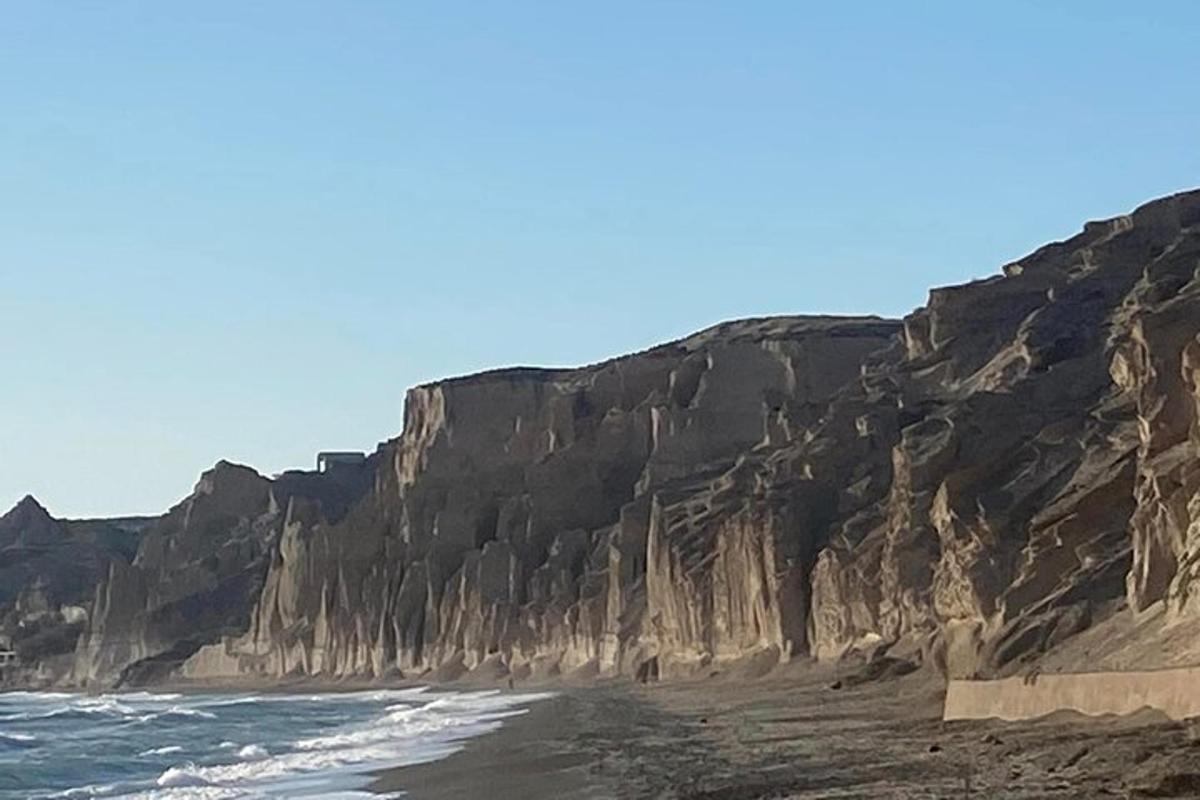 una vista d'una platja rocosa amb l'oceà