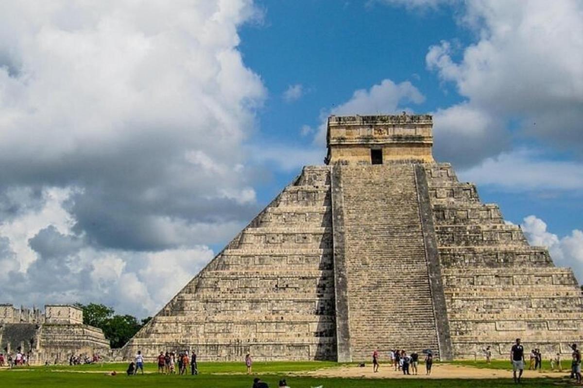 una piramide con molte persone in piedi attorno ad essa