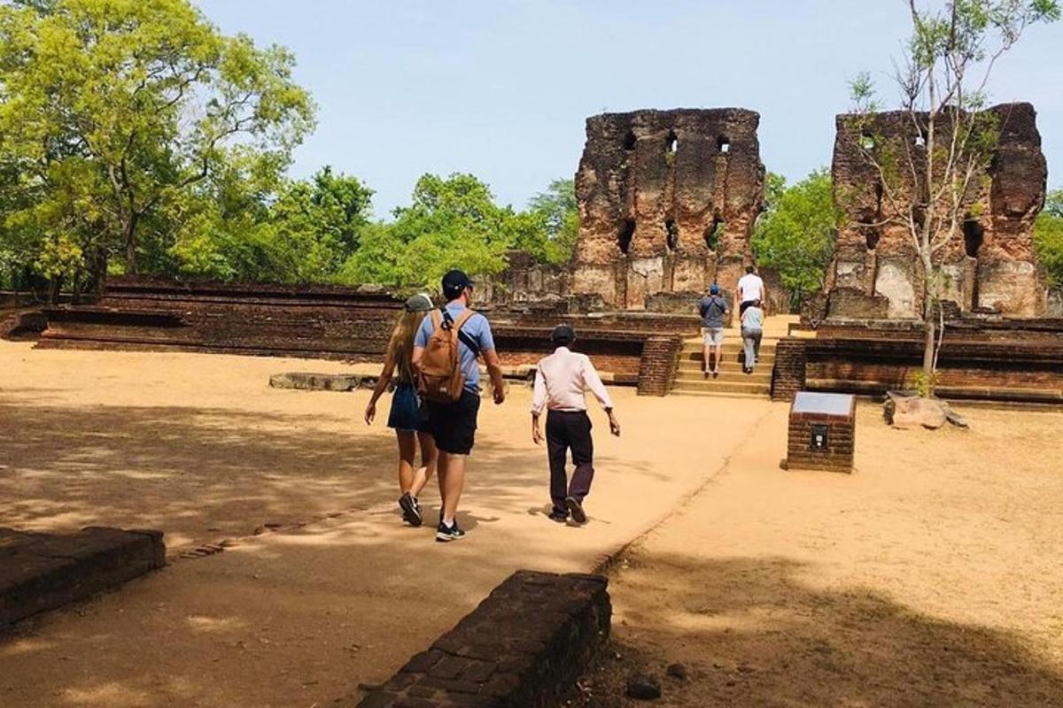un gruppo di persone che camminano intorno a un tempio