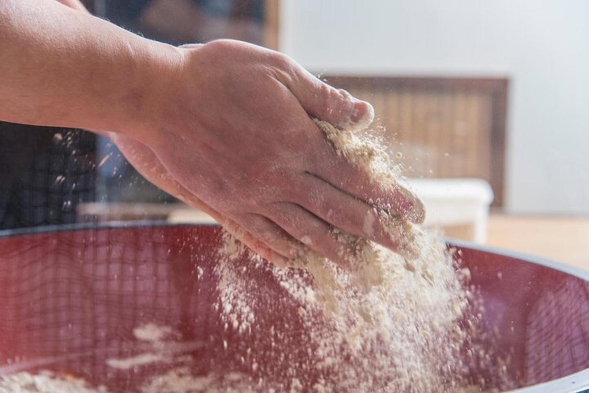 en person som vasker hendene sine i en bolle med sand