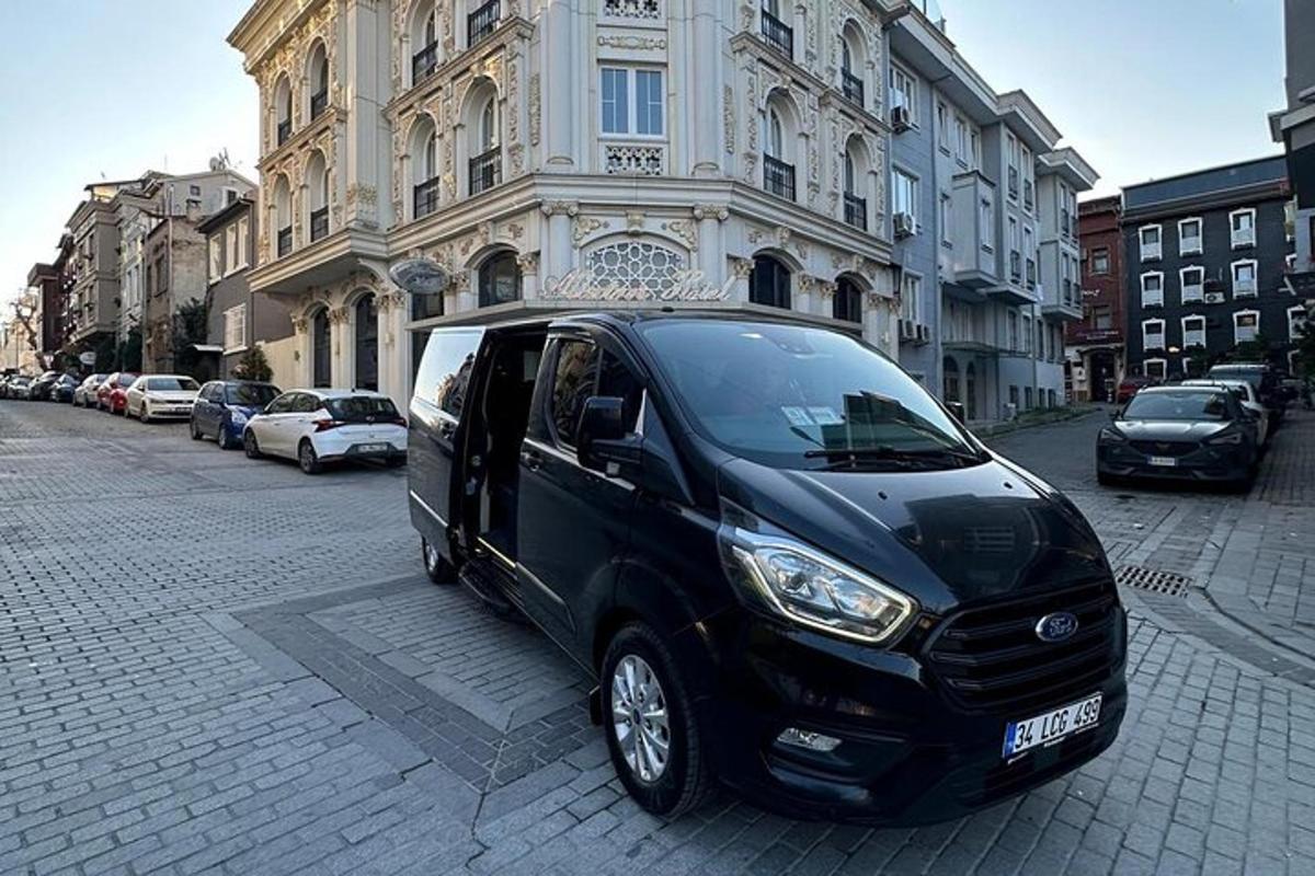 un furgone nero parcheggiato davanti a un edificio