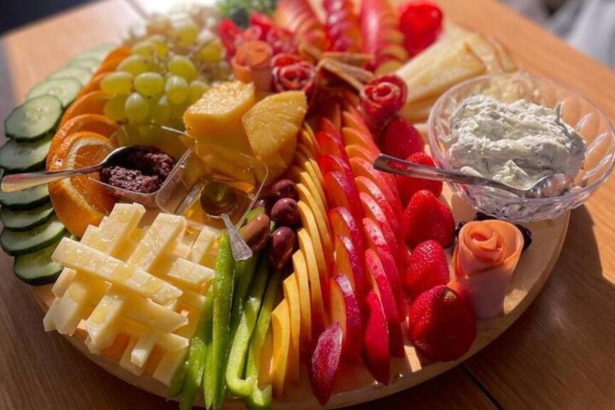 un piatto di frutta e verdura su un tavolo