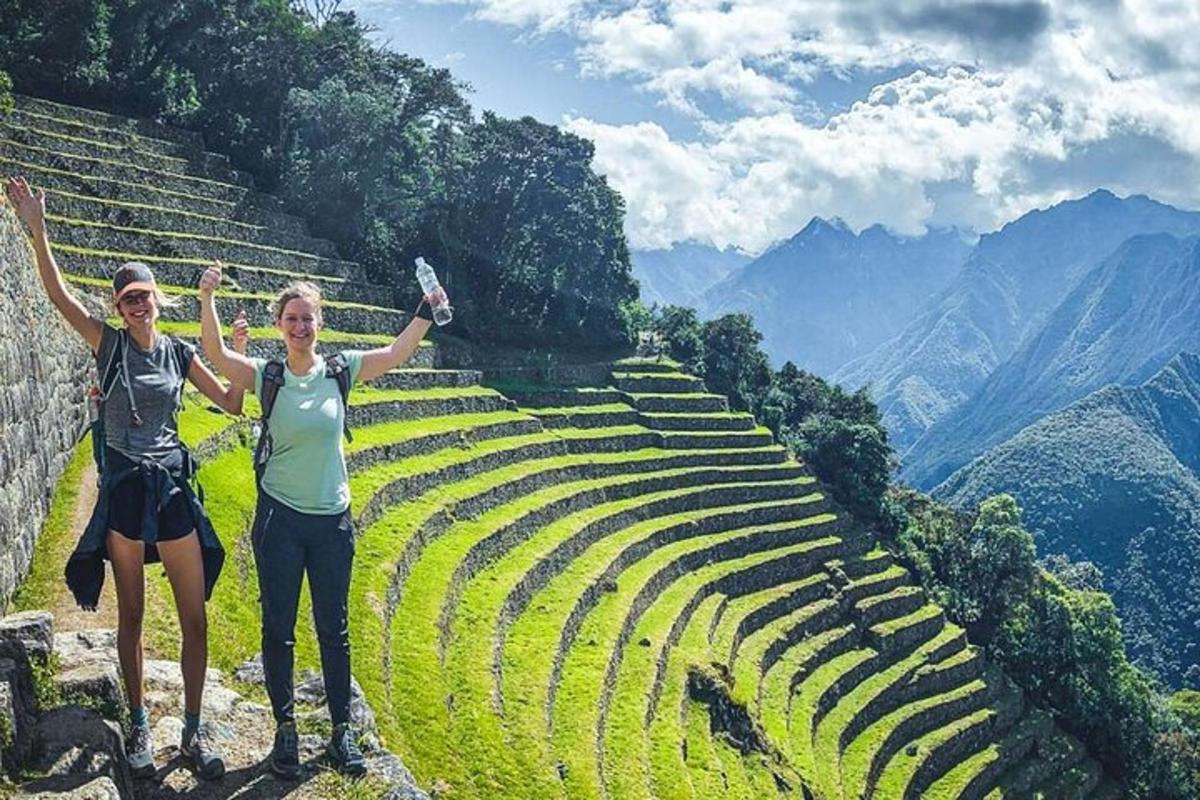 hai người phụ nữ đứng trên đỉnh của một giảng đường
