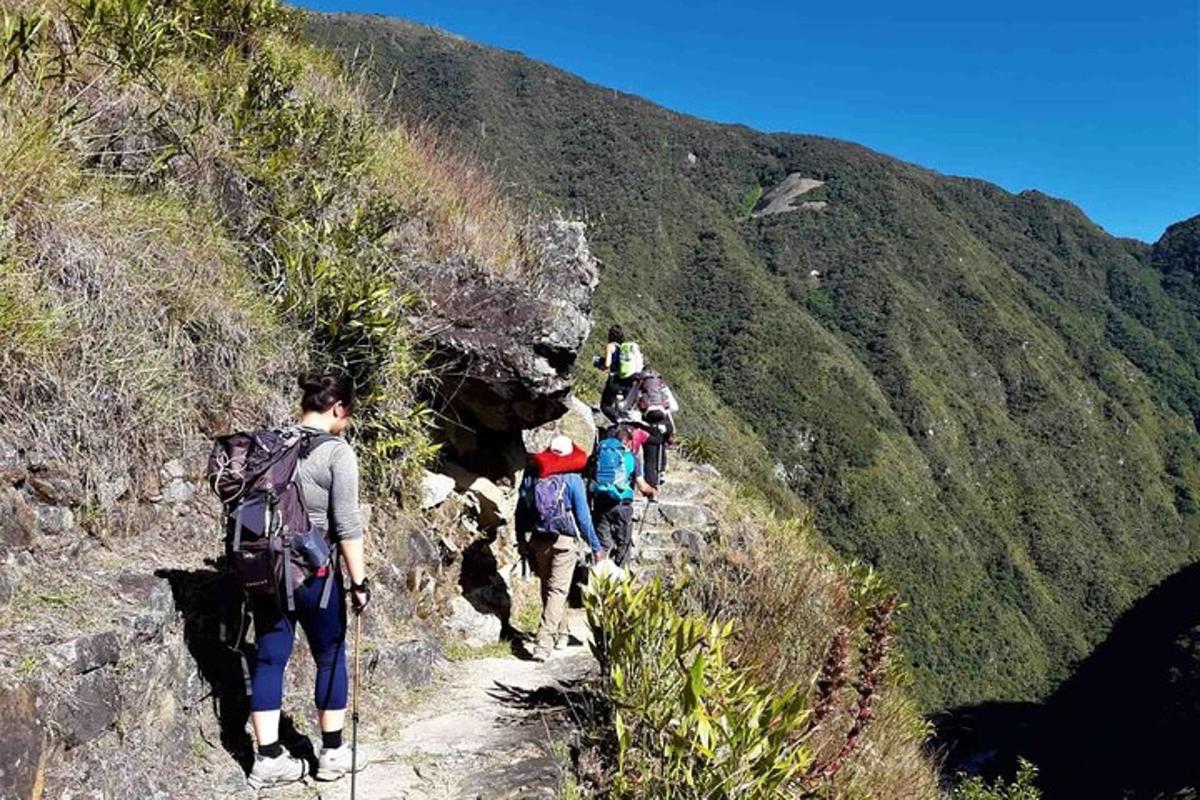 một nhóm người đang đi bộ lên núi
