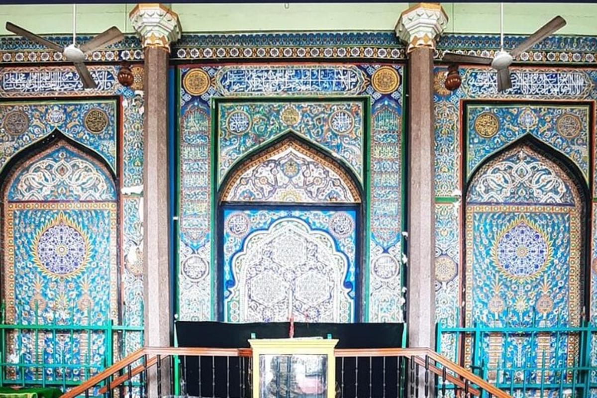a room with blue and white tiles on the wall