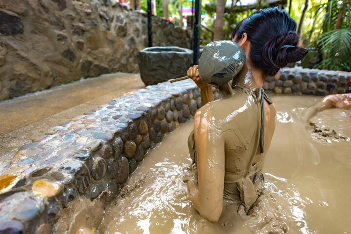 seorang wanita sedang duduk di dalam tab mandi