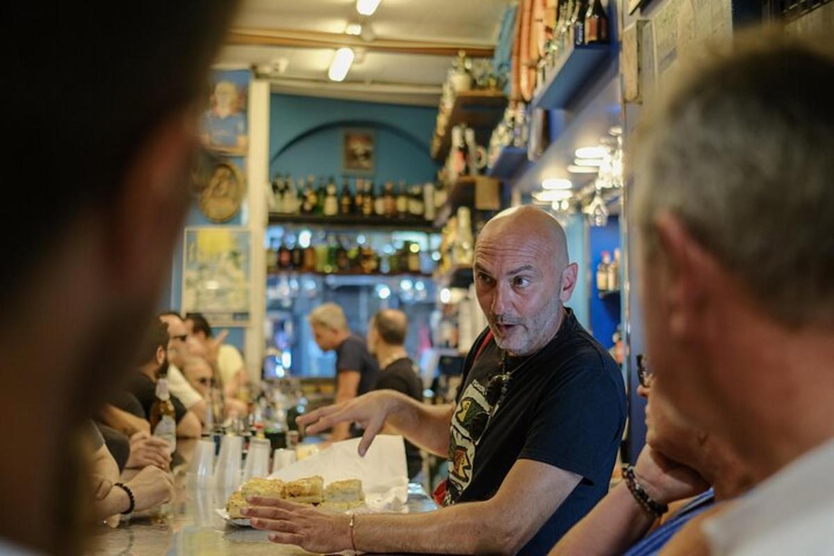 un uomo seduto al bancone di un bar
