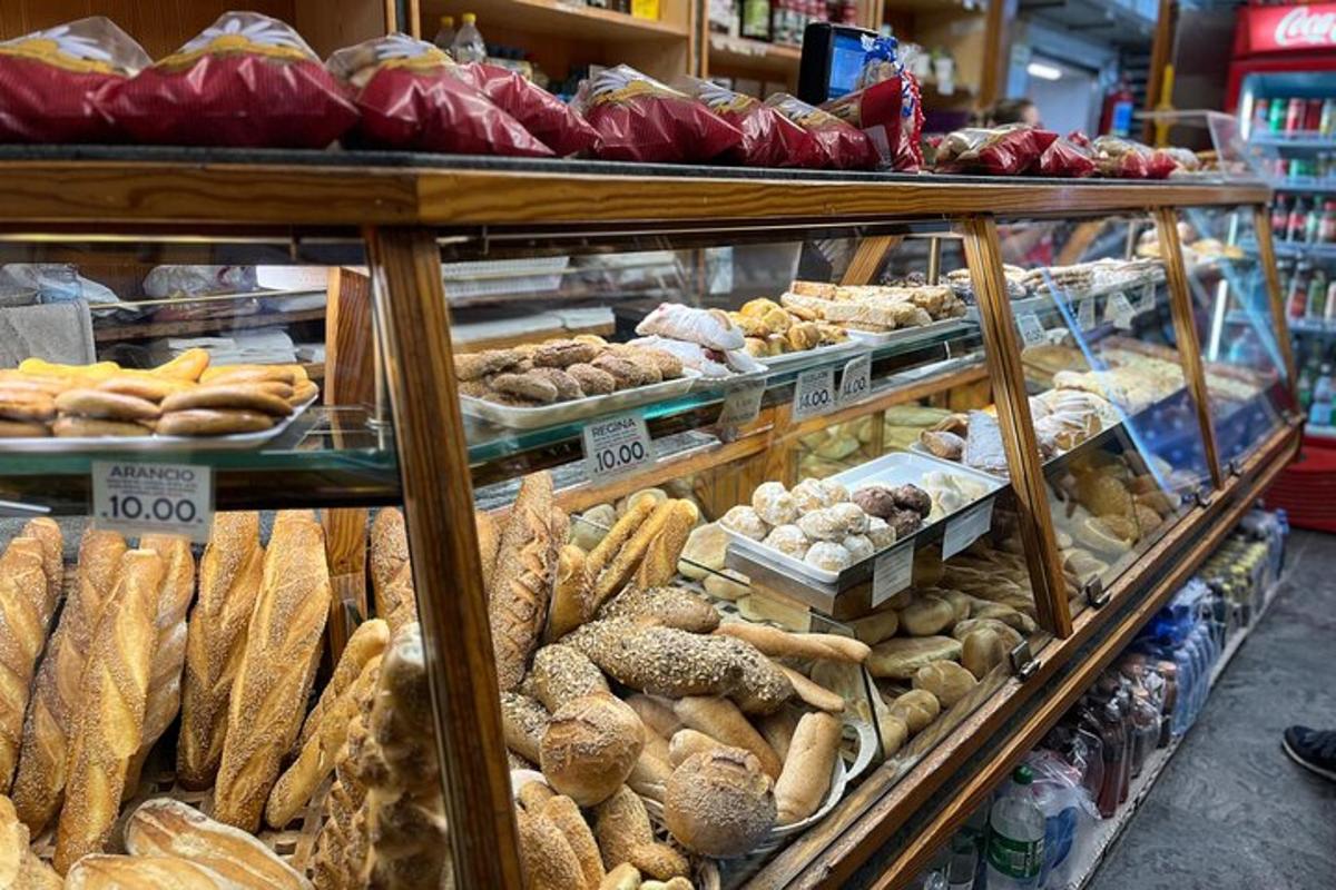 una vetrina in un panificio con diversi tipi di pane