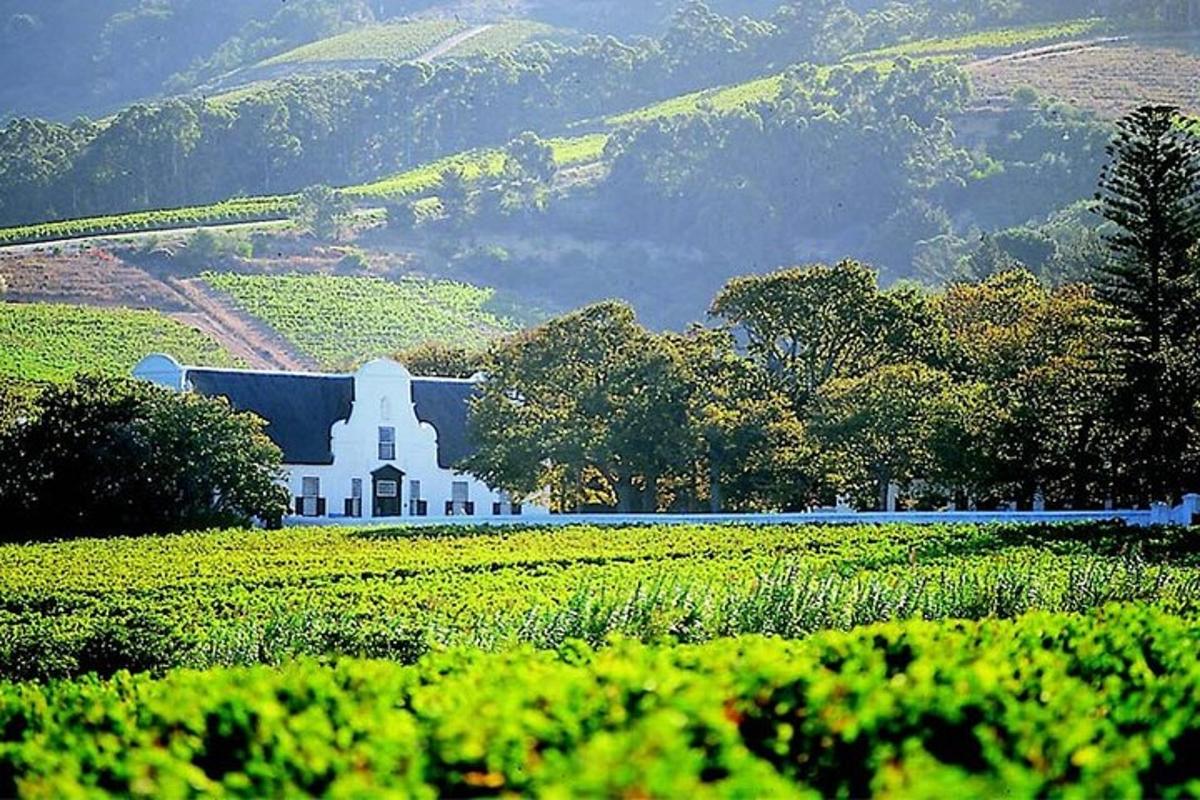un edificio blanco en medio de un campo
