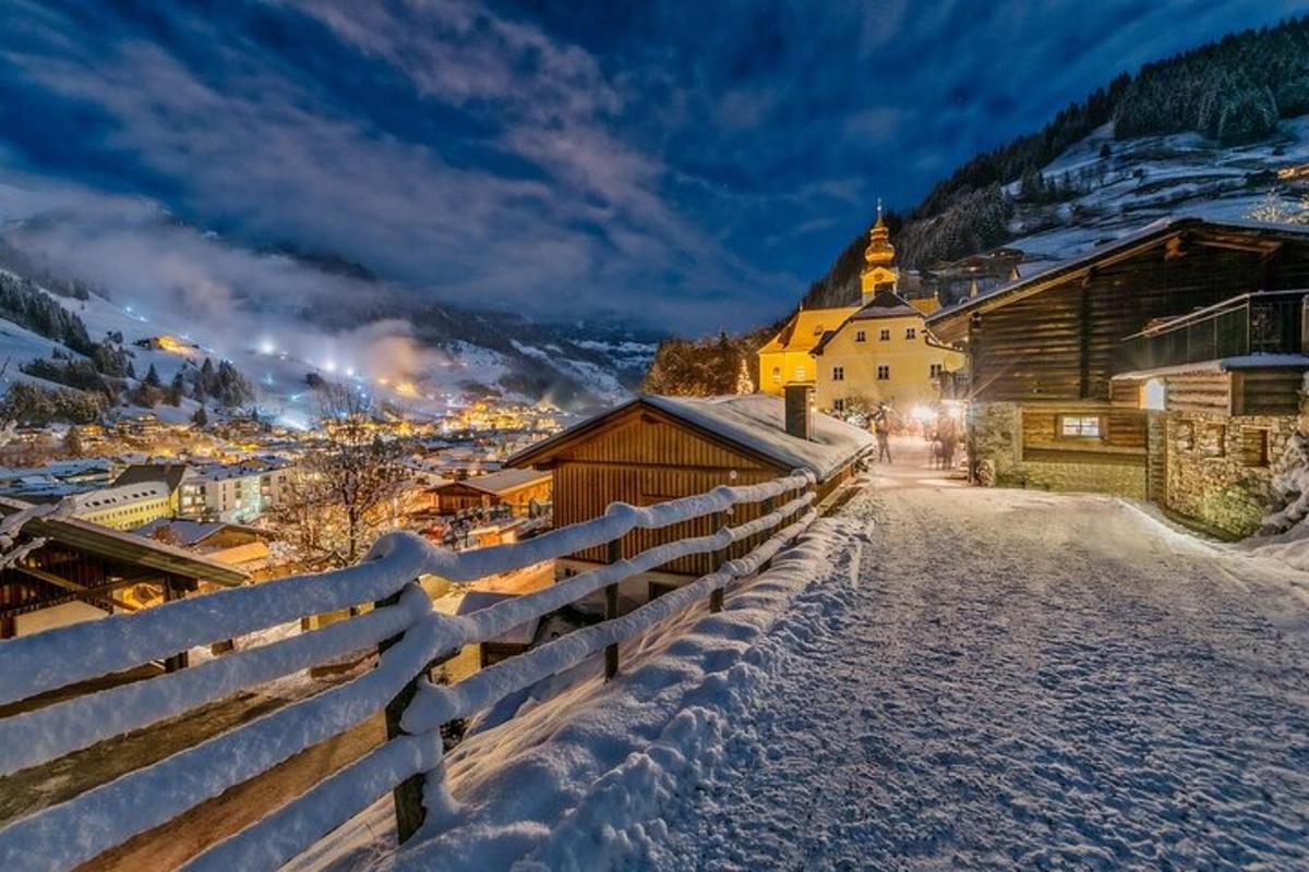 un villaggio con una recinzione nella neve di notte