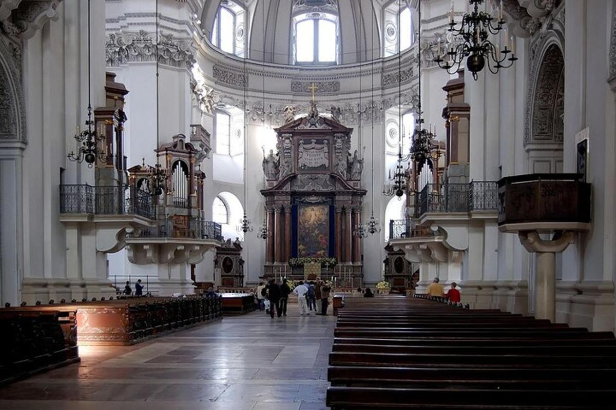 una grande chiesa con un orologio al centro
