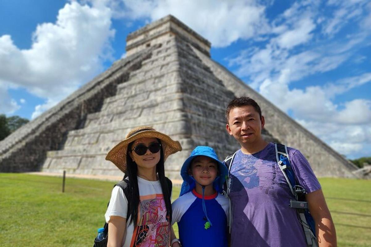un uomo e una donna in piedi davanti a una piramide