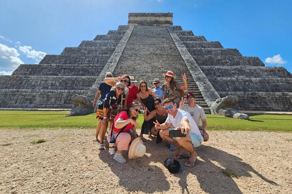 un gruppo di persone in posa davanti a una piramide