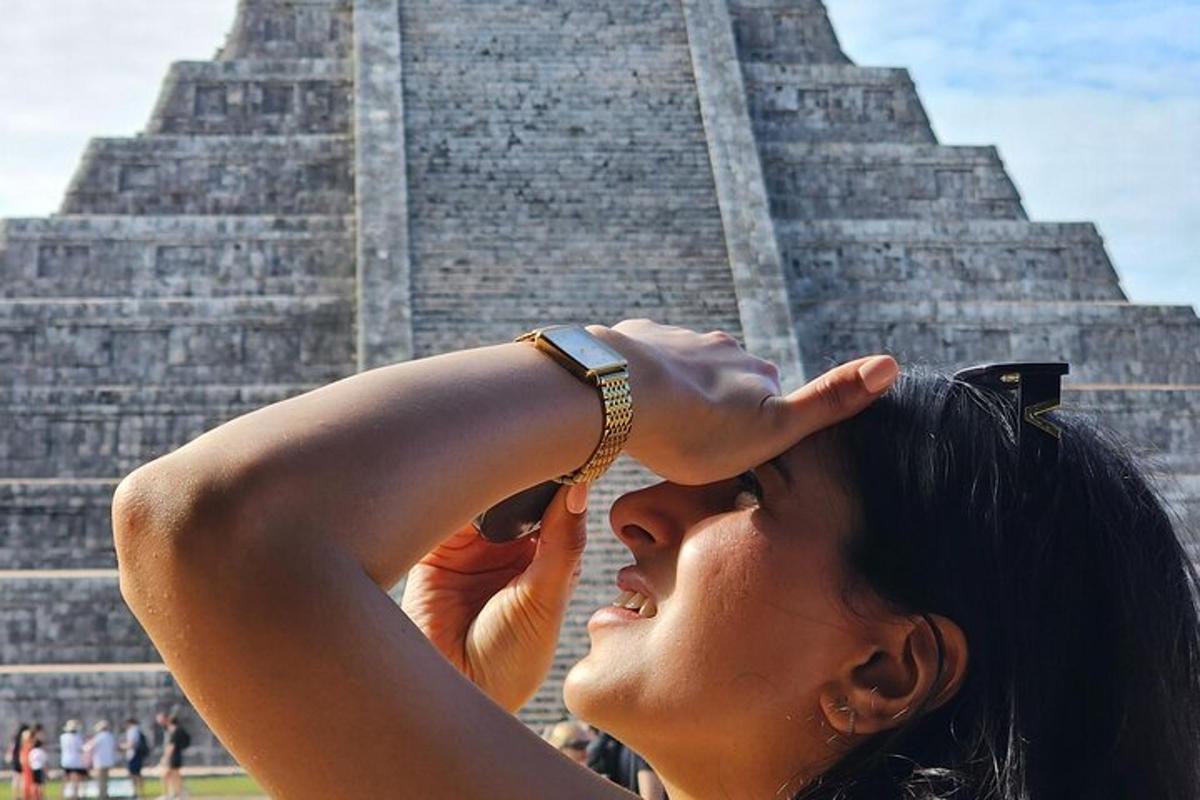 una donna in piedi davanti a una piramide