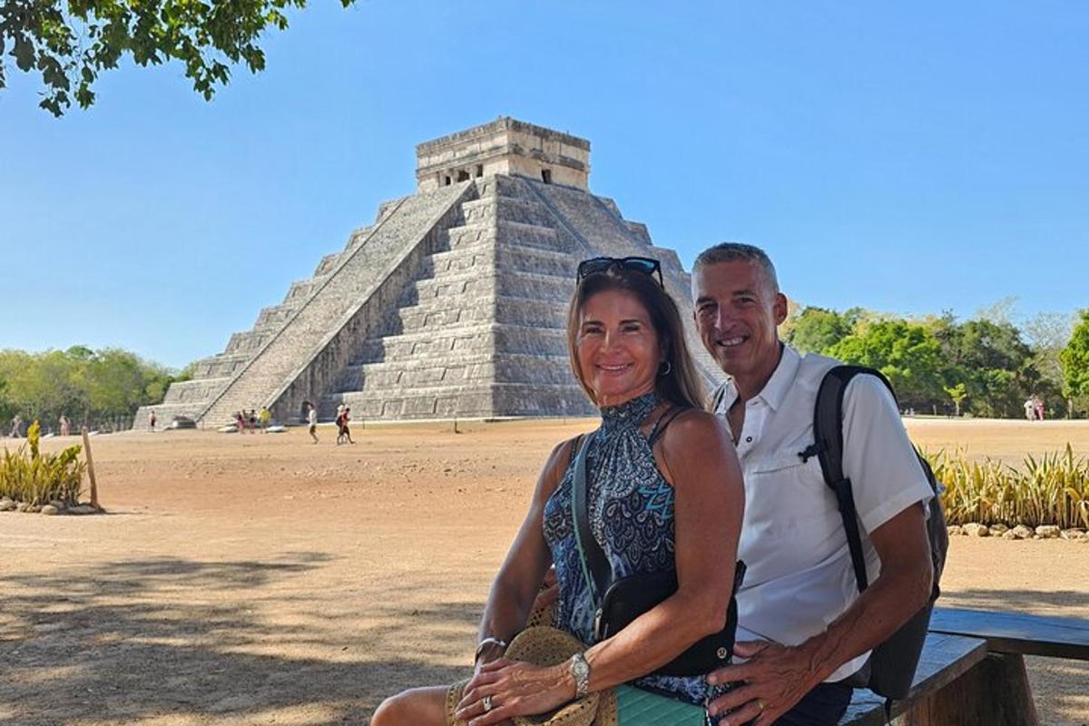 un uomo e una donna in posa davanti alla piramide