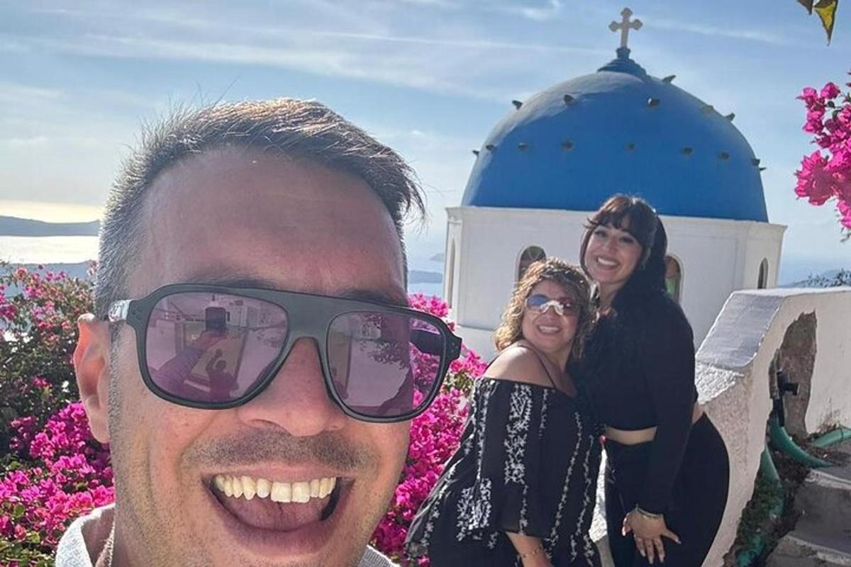 seorang pria dan dua wanita berdiri di depan sebuah gereja