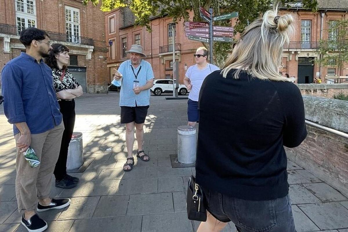 skupina lidí stojících na chodníku