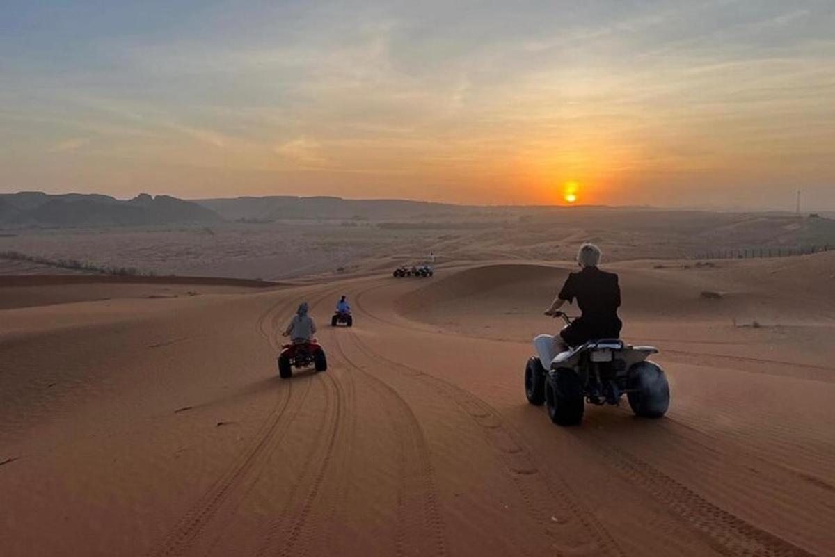 due persone in moto nel deserto al tramonto