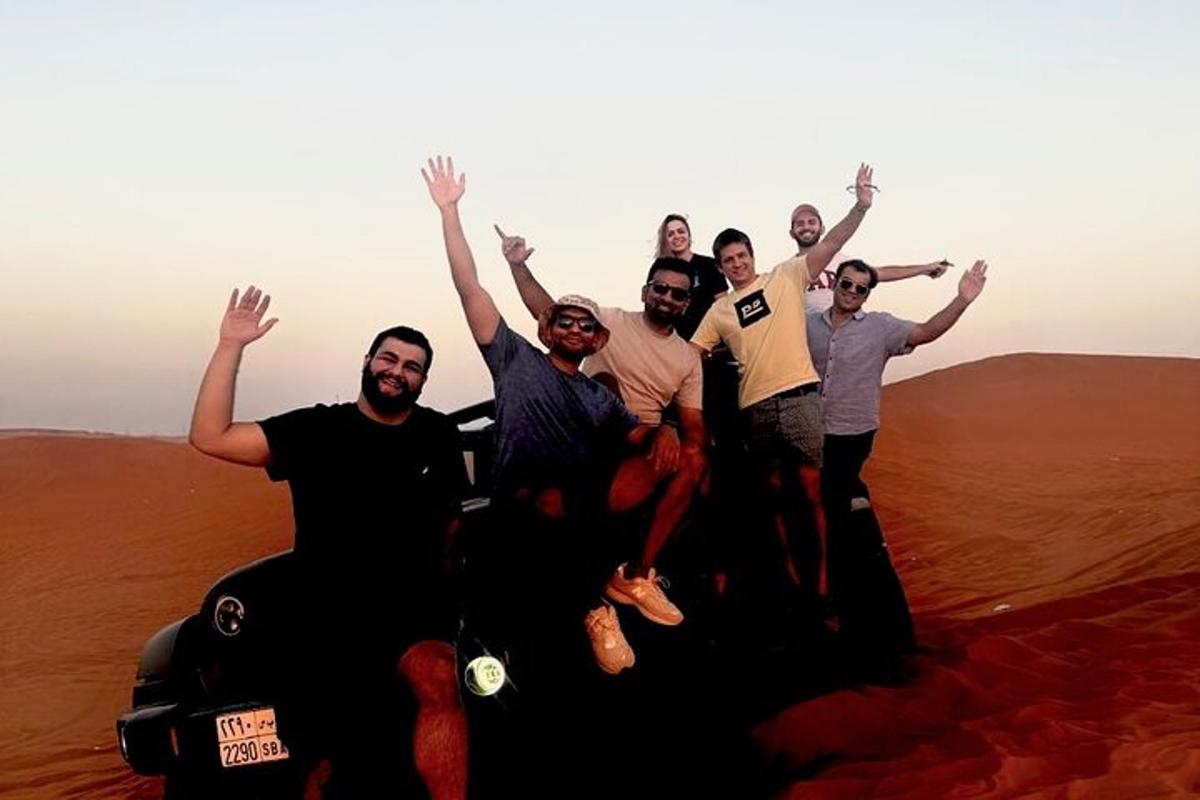 Un grupo de hombres posando para una foto en el desierto.
