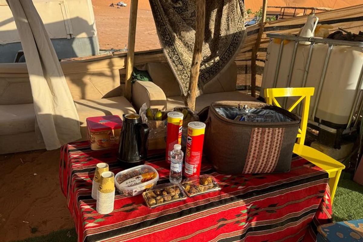 uma mesa com comida e bebidas e uma cesta de comida