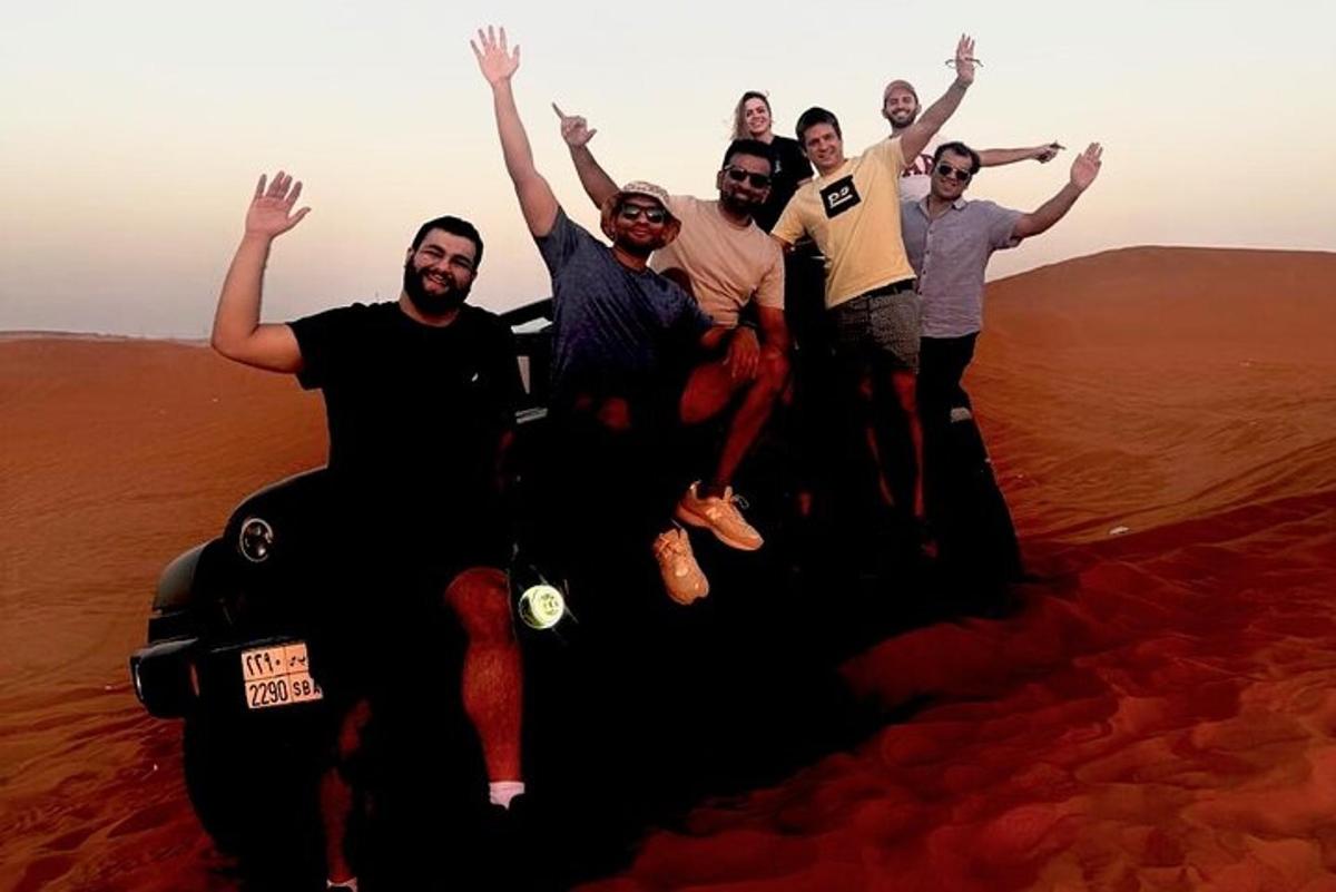 un gruppo di uomini in piedi su un'auto nel deserto